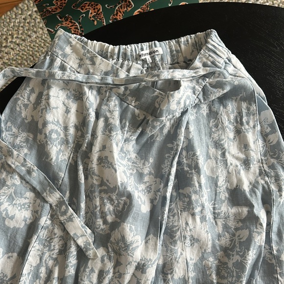 Reformation Palm Linen Two Piece in Porcelain (Light Blue/White) - Size 8 - Picture 6 of 6